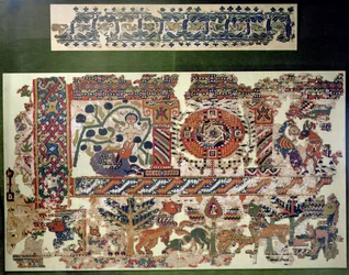 Fragment eines Textils, das Jona und den Wal darstellt